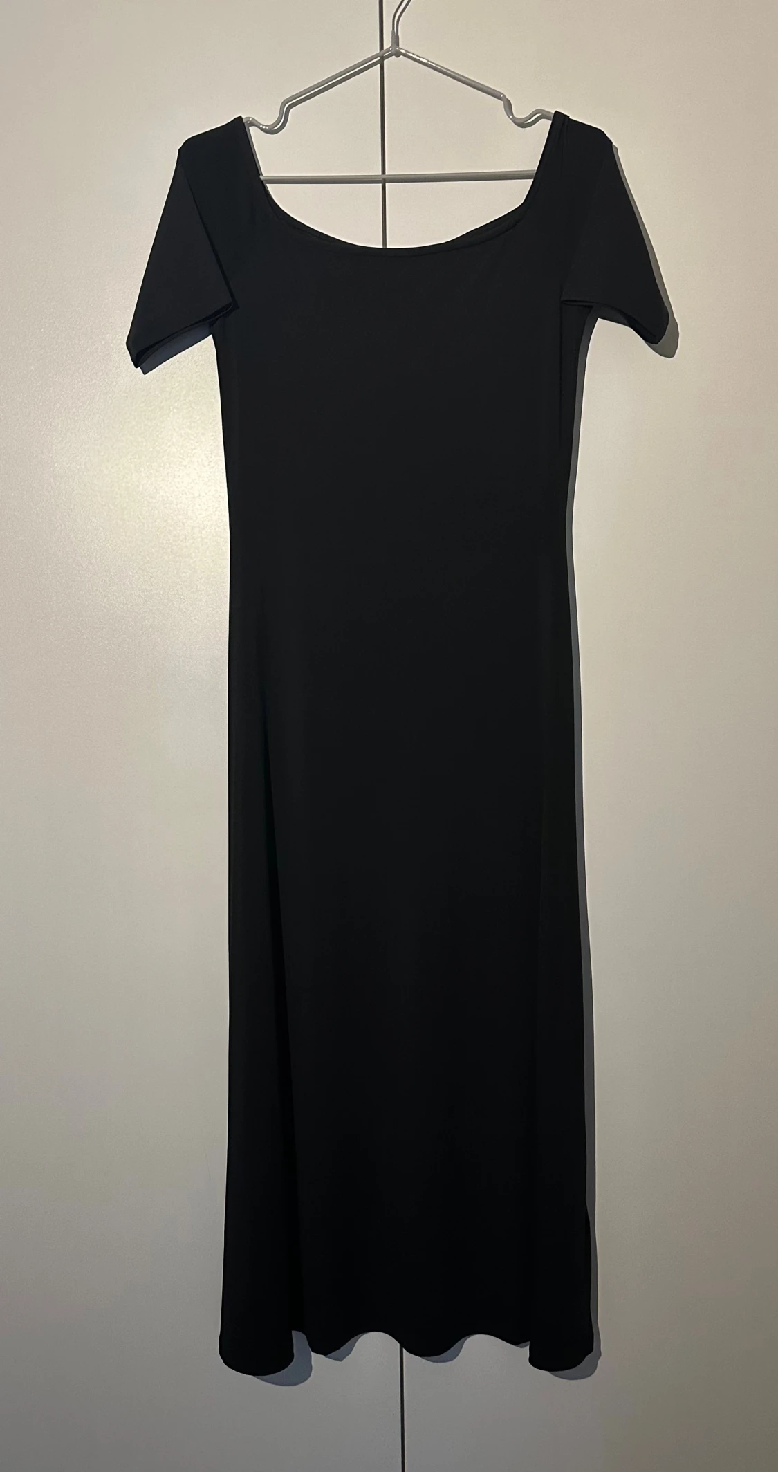 H&M svart off-shoulder klänning, storlek S