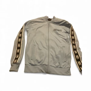 Hoodrich Tracksuit -  Ljusblå Hoodrich Tracksuit i gott skick. Kontakta mig angående pris😊