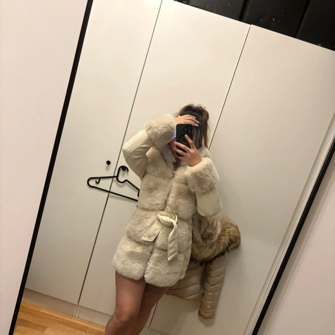 Beige pälsjacka med bälte - 2
