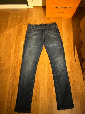 Jack n Jones slim glenn  - Mörkblåa Jack n Jones, bra skick, passar bra till allt och är stilrena. Hör av dig för frågor! Pris ej hugget i sten