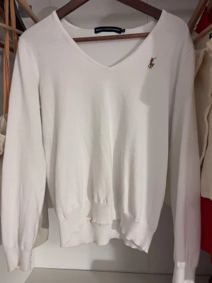 Ralph Lauren tröja - En vit Ralph Lauren tröja, den är i ett acceptabelt skick! I storlek L men den funkar för de som är S och M! Skriv innan du köper/ Pris kan diskuteras!