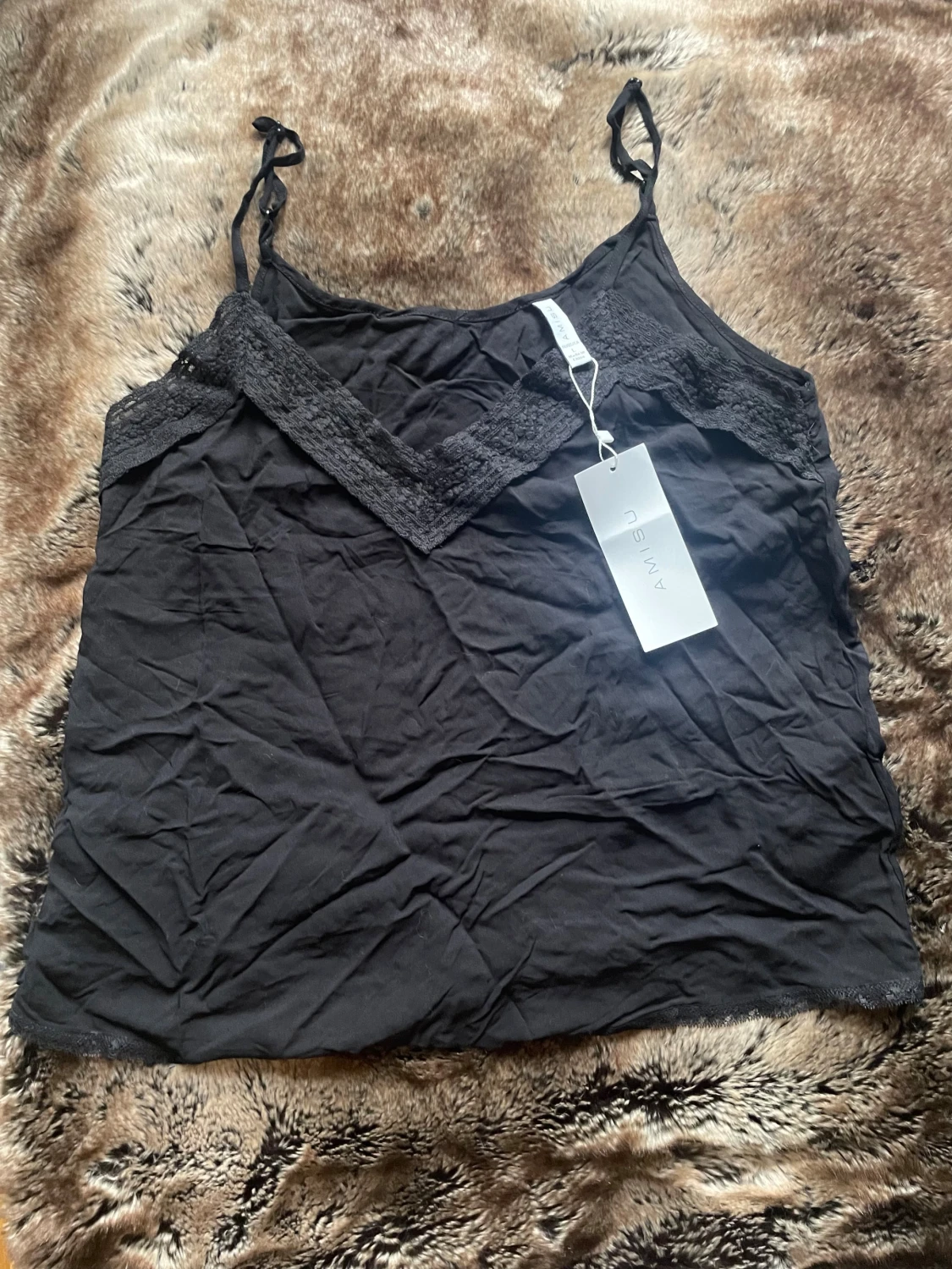 Svart linnetopp med spets från Amisu