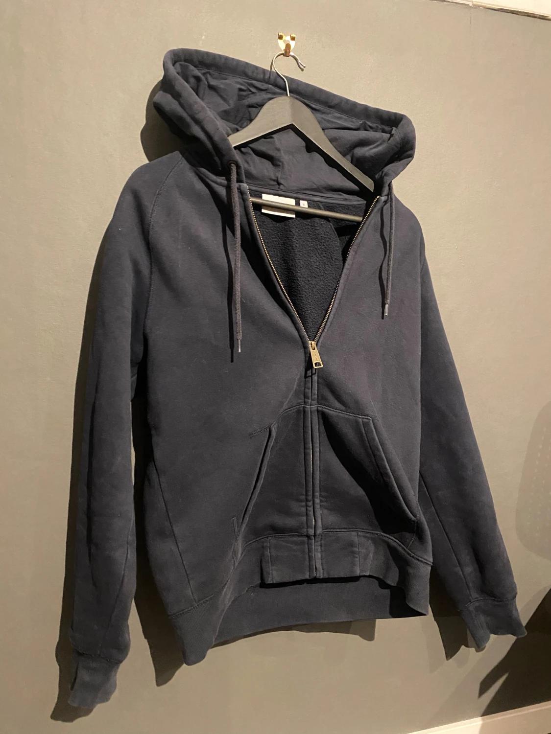 Mörkblå Carhartt hoodie med dragkedja