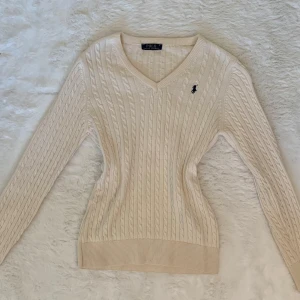 Kabelstickad tröja - Fin kabelstickad vintertröja strl M💕Gräddvit/beige. Använd 2 ggr. Kan gå ner i pris vid snabb affär.