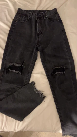 Svarta raka byxor - Har inte använts på ett tag så tänkte att någon annan kan få ta hand om de här fina svarta jeansen som man kan ha både till vardag och fest 