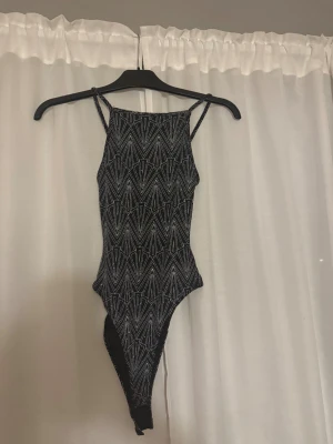 Glittrig body  - En fin body, använt 1gång är som ny