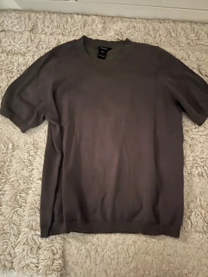 Grå T-shirt  - Enkel grå T-shirt från Lindex. I storlek S. Snygg som vardagsplagg och funkar till allt! 