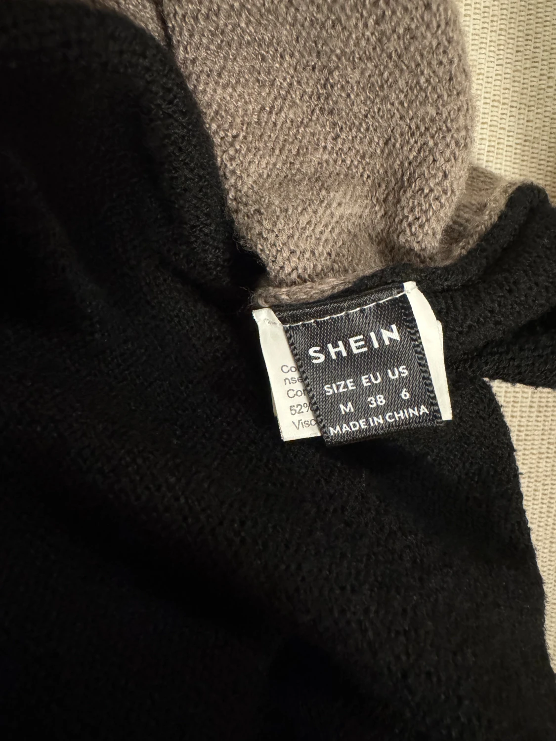 Stickad klänning från SHEIN i svart och beige - 2