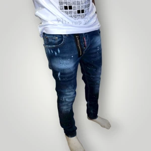 Dsquared2 jeans strl 46 Blå - Helt nya. Fin replika med grym kvalitet. Modellen är 175cm lång väger ca 67kg. Pris: 1299kr. Först till kvarn som gäller. Skickas direkt inom 24h