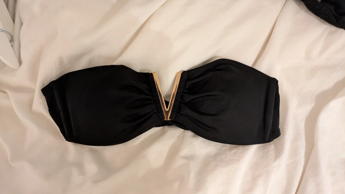 Svart bandeau tubtopp bikini med gulddetalj