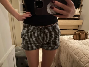 Svartvita rutiga shorts med knapp - Snygga svartvita shorts med låg midja💞