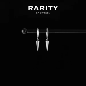 Spike Earring - Silver: Silvriga spike-örhängen med nitar - Otroligt snygga örhängen med nitar i rostfritt stål!! Örhängena är i fin silvrig färg och passar så bra för att piffa upp en outfit och lägga till en extra detalj🪽Likt alla andra våra smycken tål dessa örhängen vatten och håller sitt glans länge!! Vid frågor eller funderingar - välkommen att skriva till oss🪽