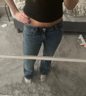  Jeans  - Lågmidjade jeans från bikbok, de är i storleken W24 L30. De är bra i längd på mej som är ungefär 160-165