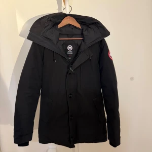 Svart dunjacka från Canada Goose - Canada goose chateau parka i storlek L. Kommer med kvitto och är väldigt varsamt använd