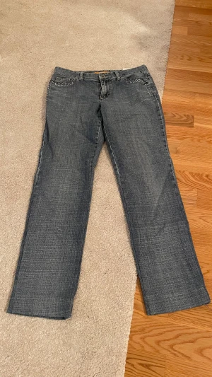 Jeans med runda Nitar - Casual jeans med det lilla extra då de har runda nitar vid fickorna! Super sköna och coola, storlek 40/34 (S).