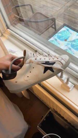 Golden Goose  - Säljer Golden Goose pga att dem inte passar mig. Pjucksen är i storlek 43 och dom ända defekterna är att sulan är sliten