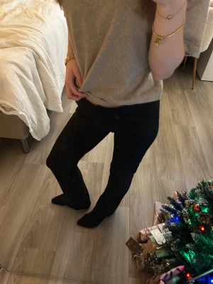 Svarta bootcut-byxor från Nelly XS - Svarta kostym-byxor från Nelly i storlek XS. Tvättade en gång precis efter inköpet men aldrig kommit till användning. 