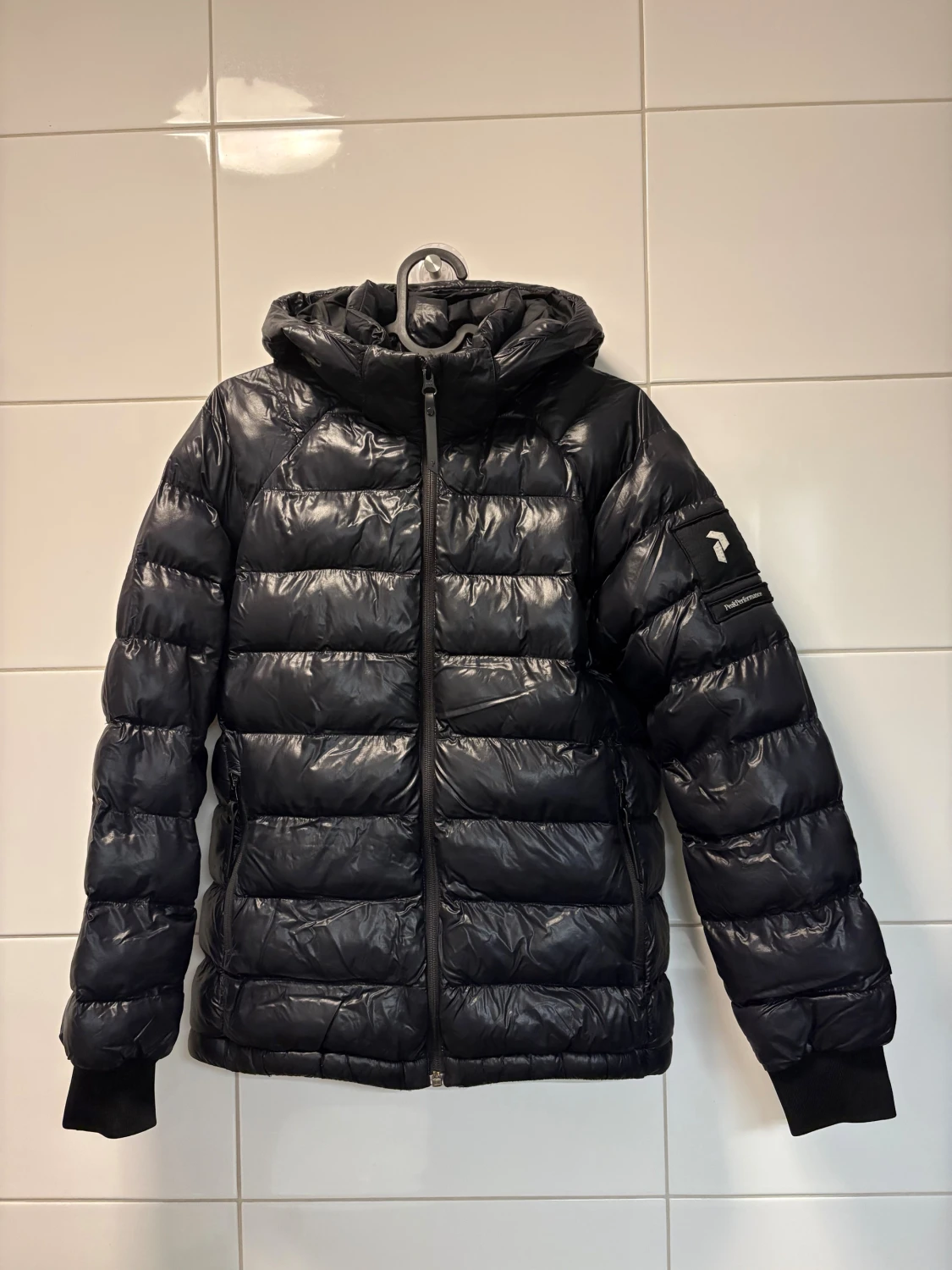 Svart Peak Performance dunjacka