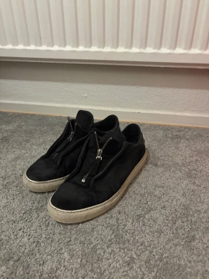 Axel Arigatos  - Jag säljer ett par axel arigatos som är i ett bra skick 6/10 och riktigt bra pris