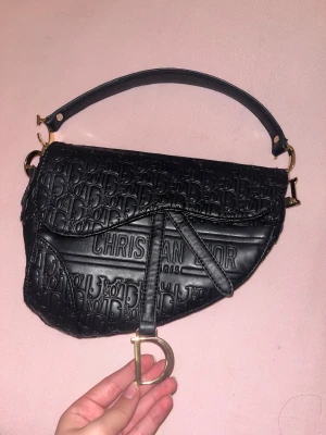 skit snygg väska  - den är använd men inga synliga repor, skit snygg passar till allt och rymmer mycket 