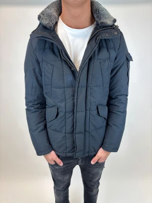 Woolrich Jacka  - Hej! Säljer nu denna väldigt snygga och eftertraktade Woolrich Fieldjacka!  Jackan är slutsåld överallt och går inte att få tag på… jackan är perfekt nu till hösten/vintern  Storlek M  Ny pris: 6000 kr Säljs för: 1499 kr