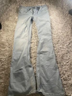 Ljusblå bootcut jeans från H&M - Säljer ett par ljusblå low waisted jeans från H&M. Jag har använt de ca 2 gånger💕De är i mycket bra skick! Hör av dig vid prisförslag eller om du har någon fråga🫶💕