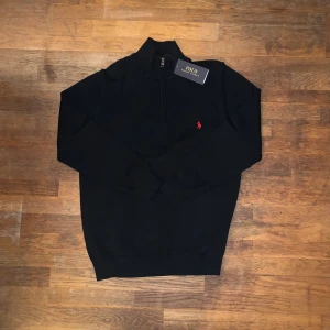 Ralph Lauren Quarter zip - Hejsan säljer en svart Ralph Lauren Quarter zip. Helt ny med tagg. Storlek M men passar också S.