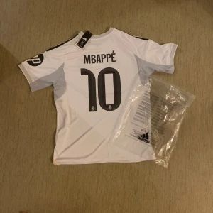 Real Madrid Mbappé matchtröja  - Säljer helt ny Mbappe tröja med original förpackning. Storlek M. Snabb frakt.