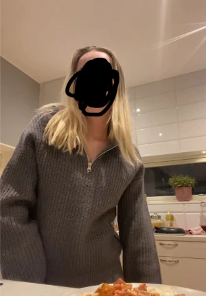 Grå stickad tröja med dragkedja från lager 157!  - Jättefin grå stickad tröja med dragkedja ifrån lager 157! Använd några gånger men är i ett väldigt bra skick! 🥰