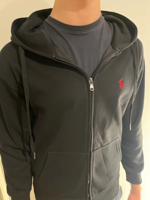 Svart Ralph lauren hoodie - Säljer denna svarta Ralph lauren hoodien i storlek M. Skick 9/10. Kan gå ner i pris vid snabb affär. Kom dm vid frågor!
