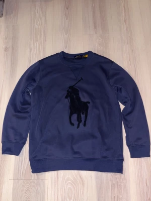 Mörkblå sweatshirt från Polo Ralph Lauren - Använd en gång. Passformen var inte riktigt för mig så trivdes inte så bra i tröjan.  Mycket snygg och i väldigt bra skick.