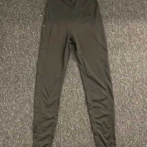 Svarta leggings från X-Trail, strl 34 - Snygga svarta leggings från X-Trail i stretchigt syntetmaterial. Modellen är högmidjad med smal passform och har praktiska sidofickor. Perfekta för träning eller chill, med stilren design och bekväm känsla.