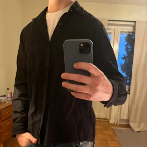 Svart Overshirt A Days March  - Säljer denna sjukt snygga Overshirten från A Days March⭐️ Färgen är svart och storleken är M✅ Den har inga defekter och skicket är utomordentligt🙌🤝 Sjukt najs passform och passar perfekt till hösten🍁🙌 Tveka inte på att höra av er dig vid minsta fråga eller fundering😊