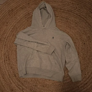 Grå hoodie från Polo Ralph Lauren - Säljer en grå hoodie från Polo Ralph Lauren i storlek XS då den har börjat bli för liten. Jag fick denna i födelsedagspresent men jag använde knappt den då den var för liten. Pris kan gärna diskuteras 🙌