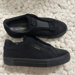 Axel Arigato skor - Snygga svarta sneakers från Axel Arigato. Helt nya, använda en gång bara. Skriv vid funderingar