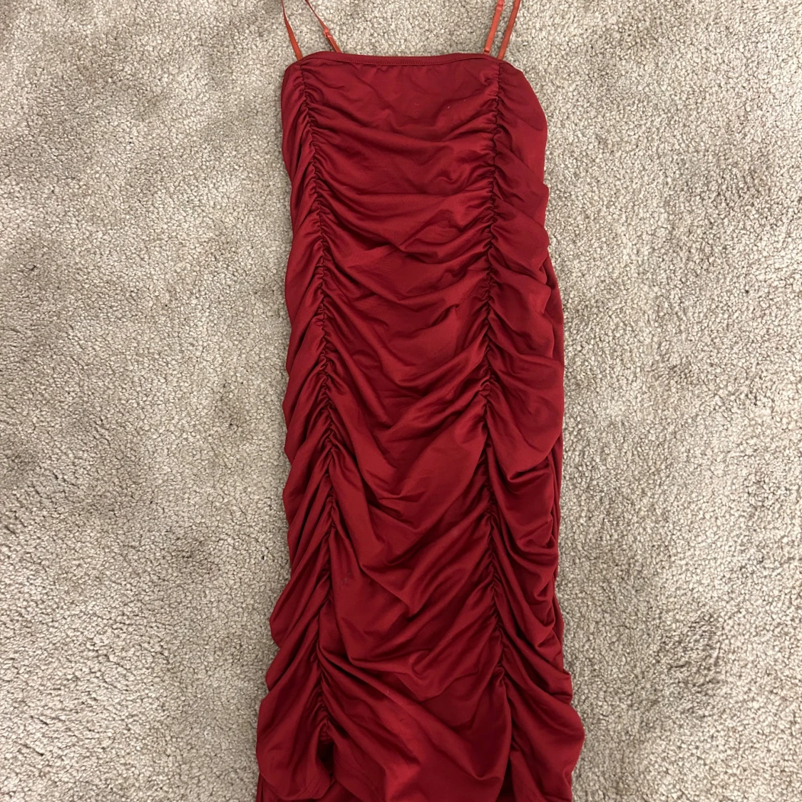 Röd långklänning med rynk från SHEIN - 1