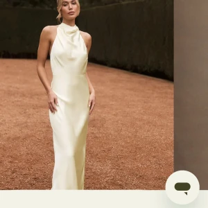 Champagnefärgad långklänning i satin - Super snygg satin klänning som passar perfekt till balen, helt ny och prislapp kvar. Från Meshki! Storlek Xxs, köpte för 2000!