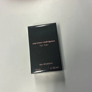 Narciso Rodriguez For Her EdP 30ml - Stilren och populär eau de parfum från Narciso Rodriguez. 30 ml flaska, perfekt att ta med i väskan. Tillverkad i Frankrike. En modern klassiker för dig som vill sticka ut. 