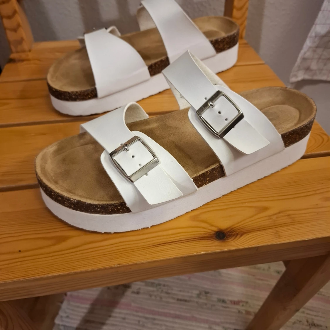 Vita sandaler med plattform och spännen - 1