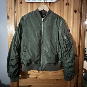 Grön bomberjacka från Crocker  - Använd endast ett fåtal gånger. Storlek M. 