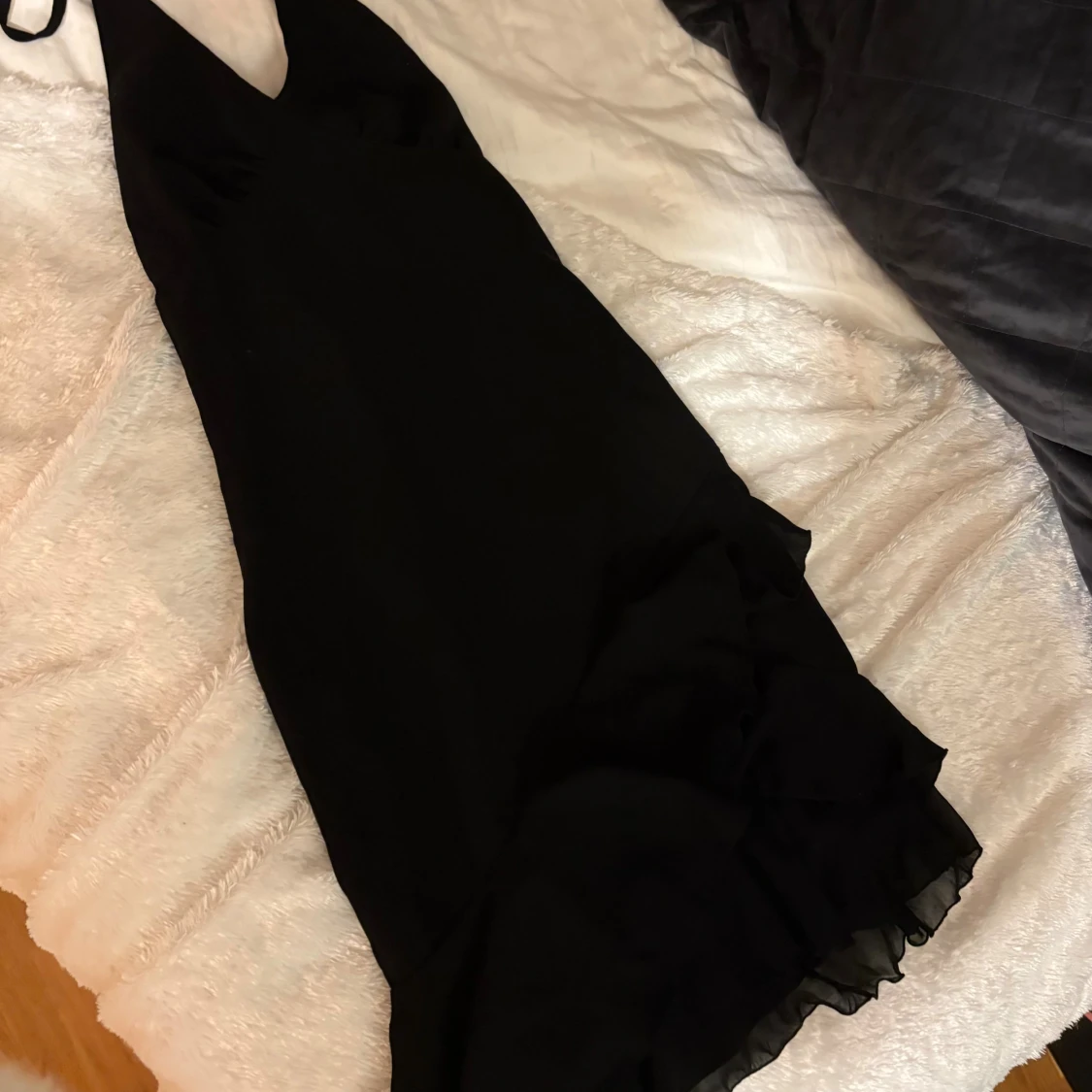 Svart klänning med volang - 1