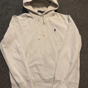 Vit Ralph Lauren hoodie - Tröjan är i bra skick, har dock en defekt på underarmen men som borde gå bort i tvätt. Annars bra skick. Priset kan diskuteras. Hör av er vid frågor eller funderingar 