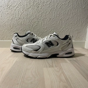 New Balance 530 skor herr  - Ett par riktigt schyssta och bekväma skor av märket New Balance. De är endast använda fåtal gånger och är i extremt bra skick. Skorna är i storlek 45 och har ett nypris på runt 1500kr. Skriv gärna vid fler funderingar eller frågor:)