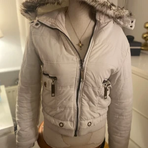 Vit y2k pufferjacka  - Super snygg vit y2k jacka i storlek M med stor luva, tidigare köpt ifrån Vinted också på okänt märke ”Cloud”.   Jackan är har små defekter som inte syns extremt mycket men är värt att nämna.  Lite slitet vid armarna på insidan samt rött smuts på luvan, går säkert att tvätta bort och inget man tänker på. (‼️Får inte plats med bilder så fråga ifall bilder på defekterna‼️)  Skriv kring frågor eller flera bilder ❤️ 