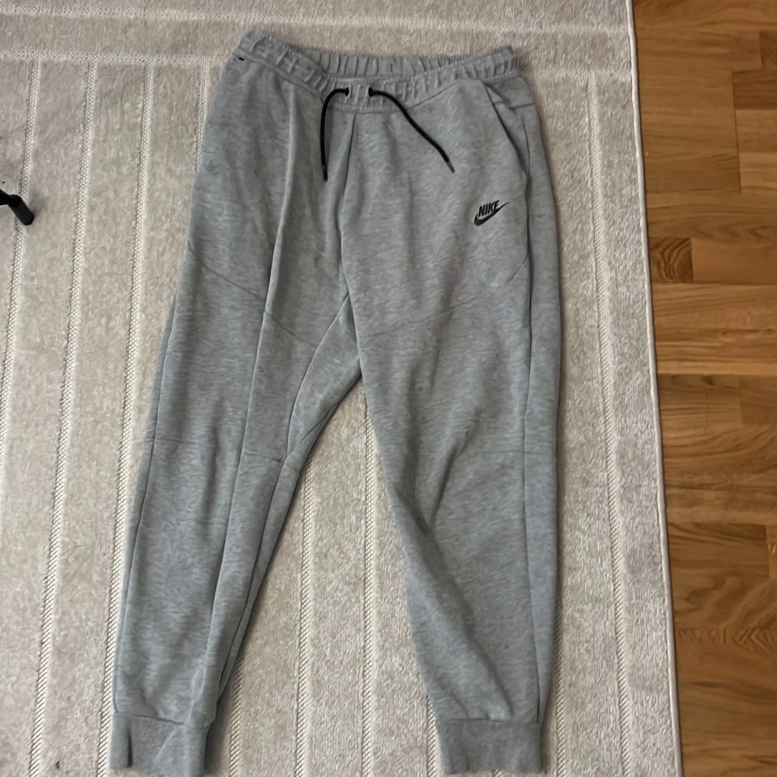 Grå mjukisbyxor från Nike med snörning