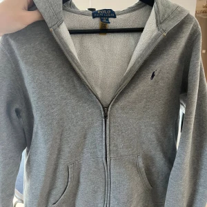 Ralph lauren zip hoodie - Mycket fin och skön hoodie passar perfekt för en stilren och casual look. Passar dig som är ca 170-175 cm lång och är strl XS
