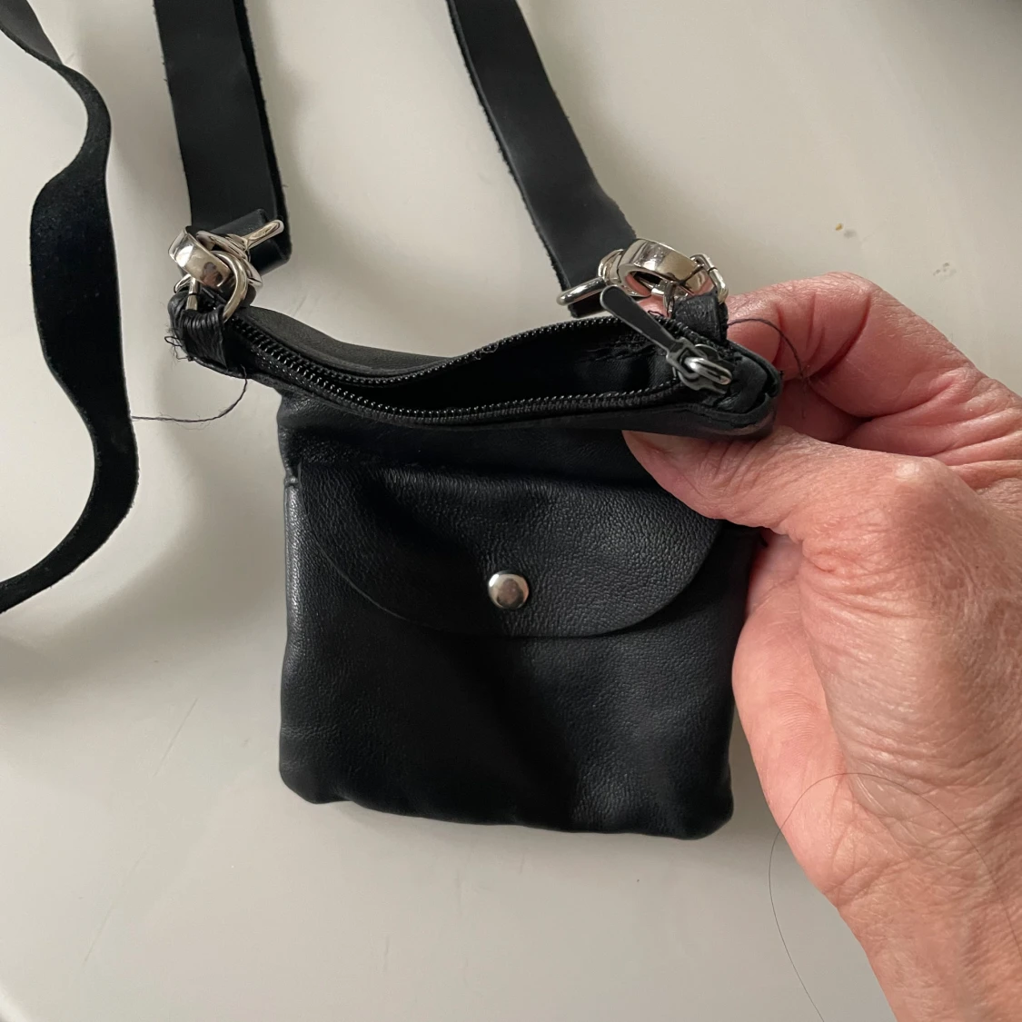Svart axelväska i skinn från Unipörs - 1