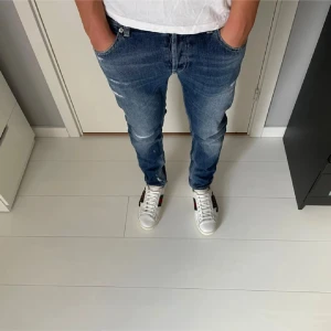 Dondup jeans - Tja! Säljer nu dessa extremt feta dondup jeansen! Dondup jeansen är i fint skick! Modellen på bild är 177! Nypris 4000+! Skriv vid bilder eller frågor! Vid snabbaffär=bättre pris