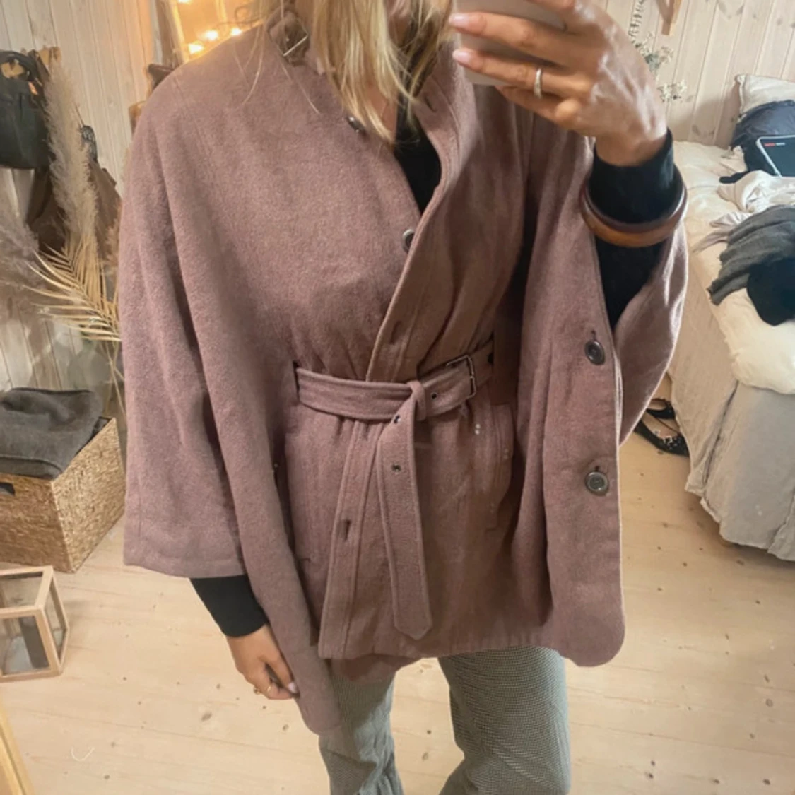 Beige kappa med bälte och vida ärmar