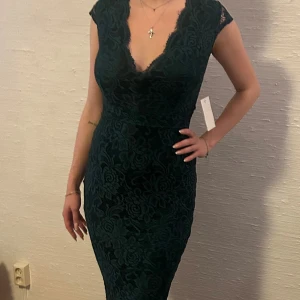 Balklänning  - Jätte fin mörkgrön balklänning, säljer då den aldrig användes eftersom jag ändrade mitt val av färg:)